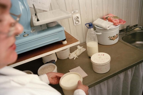 Análisis de leche realizado por Greenpeace en el laboratorio de Rokytne. | Robert Knoth/Greenpeace