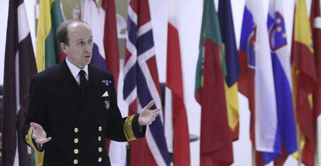 El contralmirante britnico Russell Harding da explicaciones sobre la misin de la OTAN en Libia. | Efe