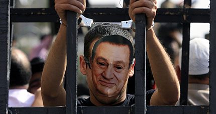 Un manifestante pide la encarcelación de Mubarak. | AFP