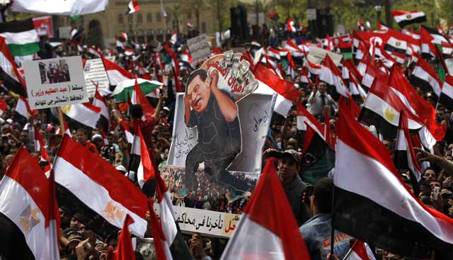 Egipcios se manifiestan contra el Gobierno interino en El Cairo. | AP