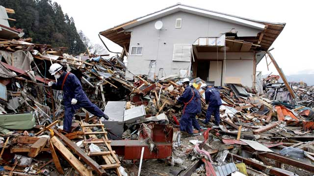 Los policas buscan vctimas entre los escombros de Iwate.| Efe