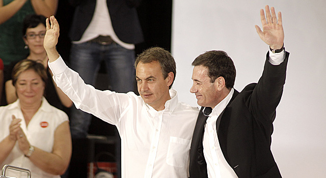 Rodrguez Zapatero y Toms Gmez, en el mitin en Alcal (Madrid). | A. di Lolli