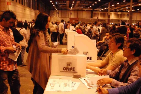 Una peruana residente en Espaa votando en Madrid. | Blanca Marcet Seor