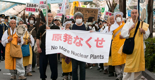 Manifestantes frente a la sede de Tepco en Tokio.| Efe