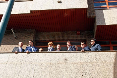 Rajoy y Herrera junto a la cúpula y los candidatos del partido en el balcón de la sede. | J. G.
