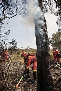 Los bomberos en las tareas de extincin en Benicolet | Efe