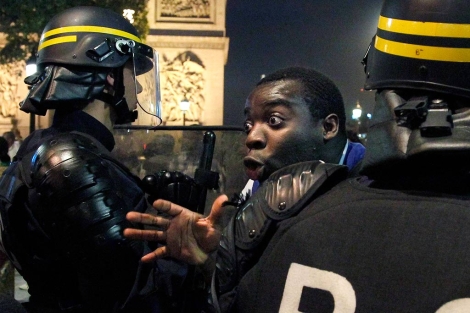 Un manifestante se enfrenta a la polica. | Afp