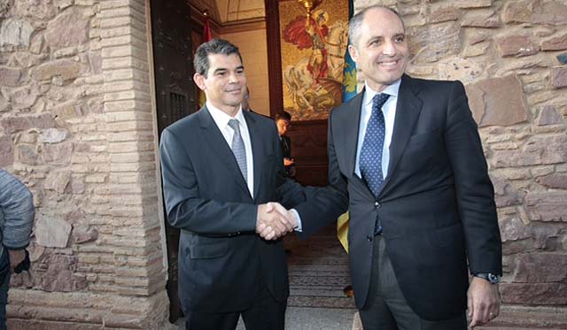 Francisco Camps y José Manuel Miralles se estrechan la mano en El Puig | E.M.