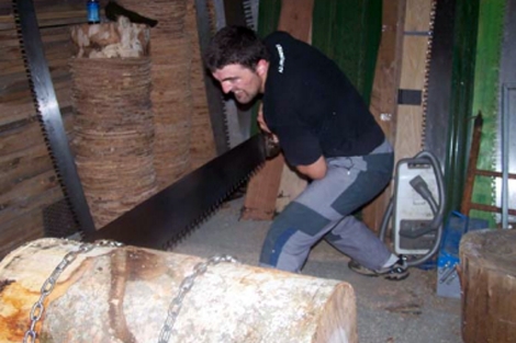 Igor Esnaola cortando un tronco. | Fundacin Oreki