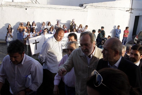 Los funcionarios increpan a Chaves a su llegada al acto de Cartaya. | Elisabeth Domnguez