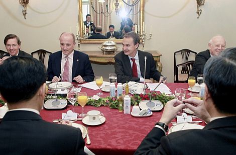 El presidente del Gobierno, Jos Luis Rodrguez Zapatero (2d), junto al ministro de Industria, Miguel Sebastin (2i), durante una reunin que mantuvo hoy con inversores chinos. | Efe