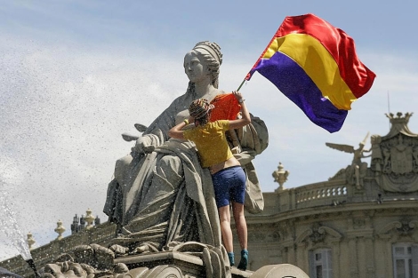 Colocan una bandera republicana en la fuente de La Cibeles. | Antonio Heredia