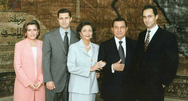 Mubarak con su mujer y sus dos hijos: Alaa (izda.) y Gamal (a su derecha). | Afp