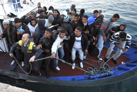 Inmigrantes tunecinos llegan en un bote a Lampedusa. | Efe