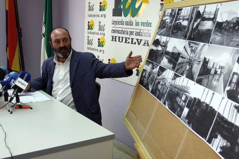 El coordinador de IU en Huelva mostrando imgenes de la planta de Palos. | E. Domnguez