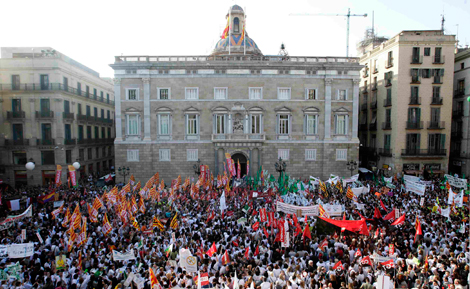 La plaza Sant Jaume abarrotada de batas blancas. | Reuters