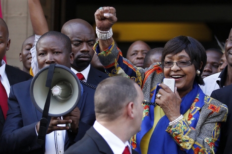 Malema, con un megfono junto a Winnie Mandela frente a la sede judicial. | Reuters