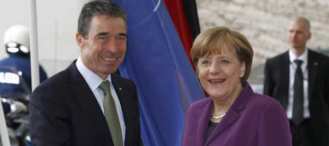 Anders Fogh Rasmussen y Angela Merkel, en la reunin sobre Libia en Berln. | Reuters