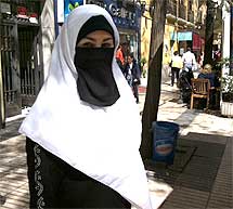 Bajo en improvisado niqab.