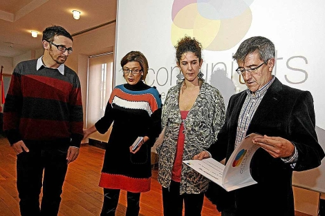 Álvaro Solache (izda.) y Teresa Cristóbla (2ª Dcha.), durante la presentación con el alcalde de León. | J.M.G.