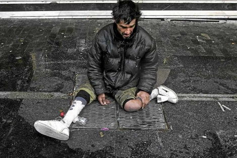Un 'sin hogar' pide en la Gran Va. (EM)