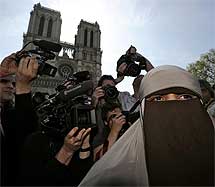 Una mujer con niqab, en Pars. | Reuters