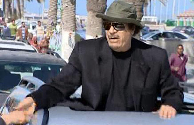 Gadafi se pasea por las calles de Trpoli. | Efe