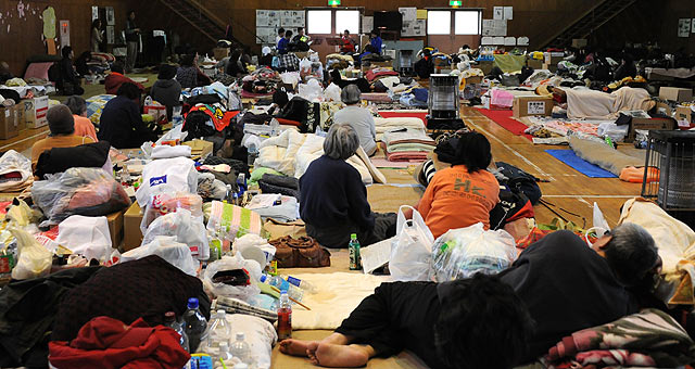 Decenas de refugiados tras el terremoto que arras Japn el 11 de marzo. | Afp