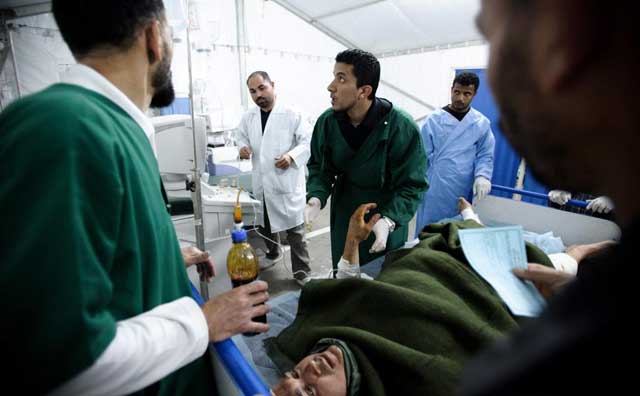 Doctores atienden a un herido por los bombardeos de Gadafi en Misrata. | Afp