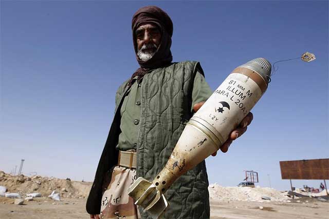 Un rebelde en Ajdabiya muestra un mortero que atribuye a Gadafi. | Reuters