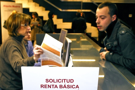 Un joven tramita su solicitud de RBE en Madrid. | Bernardo Díaz