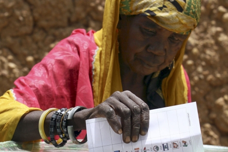 Imagen de una mujer ejerciendo su derecho al voto. | Reuters