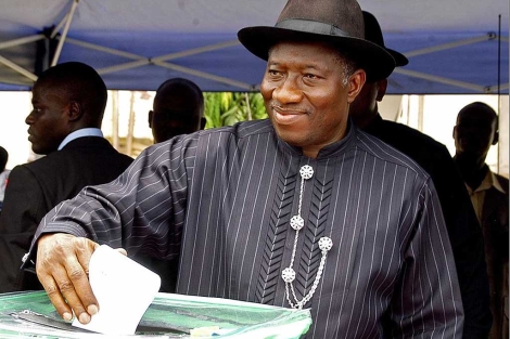 El presidente Goodluck Jonathan introduce su voto.| Ap
