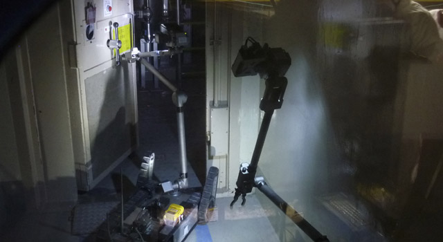 Un robot 'Pakbot' abre una puerta dentro del edificio del reactor 3 de Fukushima. | Ap