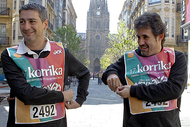 Oskar Matute y Pello Urizar, representantes de Bildu, en el final de la 'Korrika'. | Justy Garca