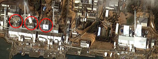 Imagen area de la central de Fukushima y de tres de sus reactores. | Afp