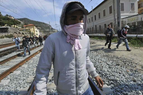 Inmigrantes y activistas ocupan las vas del tren en Italia tras el bloqueo francs. | Efe