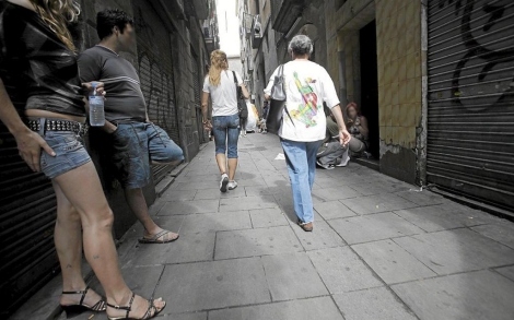 Varias prostitutas en una de las calles del Raval. | Joan Manuel Baliellas