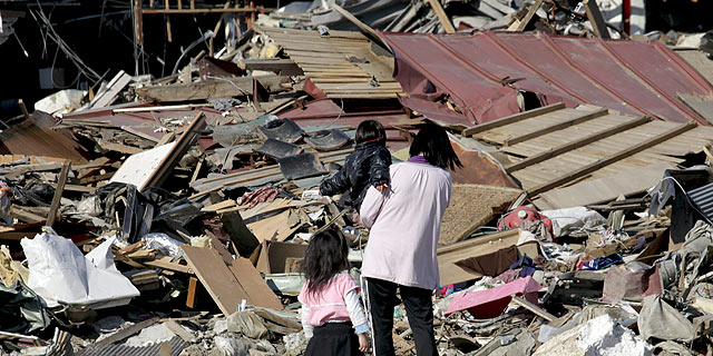 El terremoto y posterior tsunami dej toneladas de madera destruida en todo el pas. | Efe
