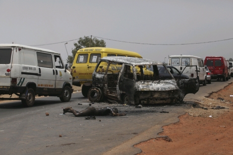 Un cadver quemado en Kaduna. | AP