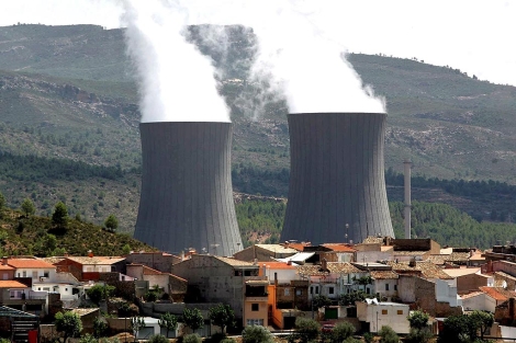 El pueblo de Cofrentes y las torres de refrigeracin de la central nuclear. | Efe