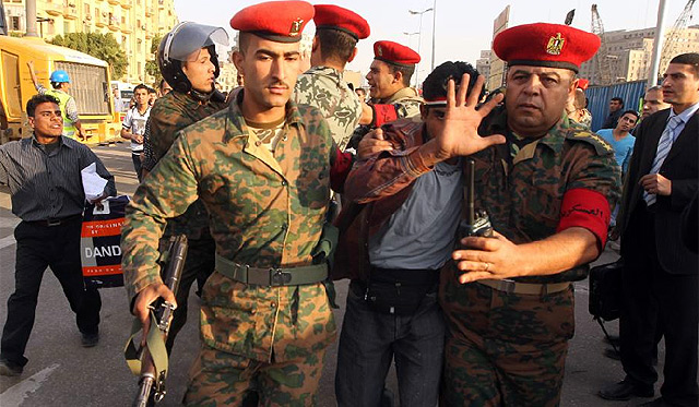 Un manifestantes egipcio detenido por miembros del Ejrcito. | Afp