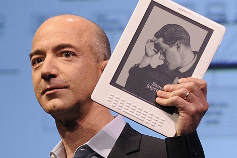Jeff Bezos, director ejecutivo de Amazon.com, con un Kindle en 2009. | AFP