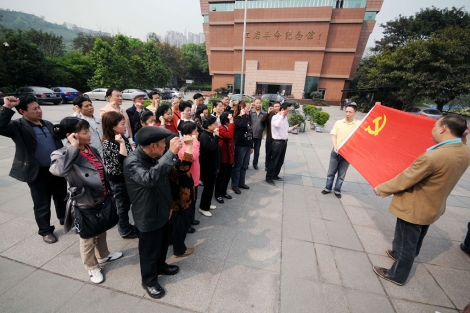 Ciudadanos de Chongqing cantan canciones patriticas en la ciudad china. | AP