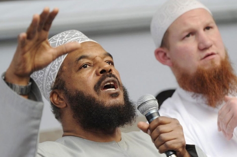 El predicador musulmán radical Abu Ameena BilalPhilips (izq) . | Arne Dedert (Efe)