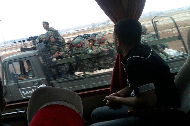 Despliegue militar en Homs ante las manifestaciones convocadas para hoy viernes contra el Gobierno. | AP