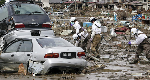 Fuerzas de seguridad japonesas trabajan en labores de bsqueda de las vctimas de la catstrofe. | Efe
