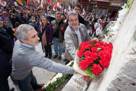 Gaspar Llamazares y Jos Mara Gonzlez en la ofrenda floral. | Pablo Requejo
