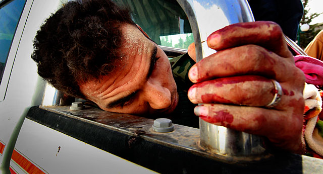 Un soldado de Gadafi capturado en Misrata. | Reuters