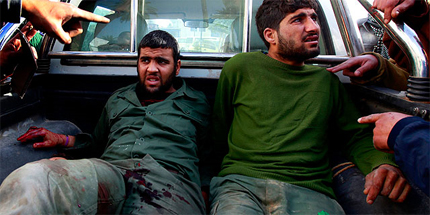 Rebeldes heridos en MIsrata son conducidos al hospital.| Reuters